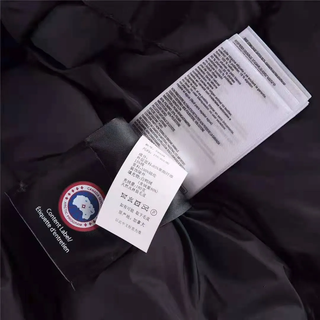 P780 with dust bag) Canada Goose Canada Goose #Chilliwack 7999M bomber jacket short down jacket ➖ Genuine synchronous anti-counterfeiting chip sensor! ➖ Imported 21-count polyester-cotton blended original fabric [last year’s 16-count/18-count hard fabrics have been completely eliminated, this year all use 21-count genuine synchronous fabrics, the soft mid-strap feels delicate and textured], genuine synchronous Feather-Light 10D waterproof coating fabric, made of 84.5 polyester fiber and 15.5 cotton, 100% the best feel in the entire network! ➖ The genuine official website is synchronized with the national standard 80 white duck down, you can check the official website customer service, there will never be a series of misleading claims such as 90 down or goose down! ➖ Using the best nylon lining with double double-layer sealing design, velvet-proof No. 7 needle + grid-filled down ready-made garments, there is 100% no so-called velvet running! ➖ The cuffs are designed with thickened seamless threads, and the collar and pockets are lined with top-quality polar fleece to keep you warm and comfortable! ➖ Yoshida YKK provides original custom-made electroplated sliders. YKK two-way lockable zippers are tight and smooth and will not peel off paint! ➖ 3M composite guarantees that the Velcro is the same as the original, durable, and all accessories and hardware are custom-made! ➖ Imported BEHRINGER embroidery machine to customize the 10,000-needle embroidery logo, 98% of which can be reproduced to restore the original logo. You can check and compare on the official website! 01 models for men and women SIZE: XS S M L XL XXL